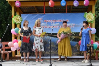 "И в песнях, и в стихах поэтов, пусть расцветает край родной"